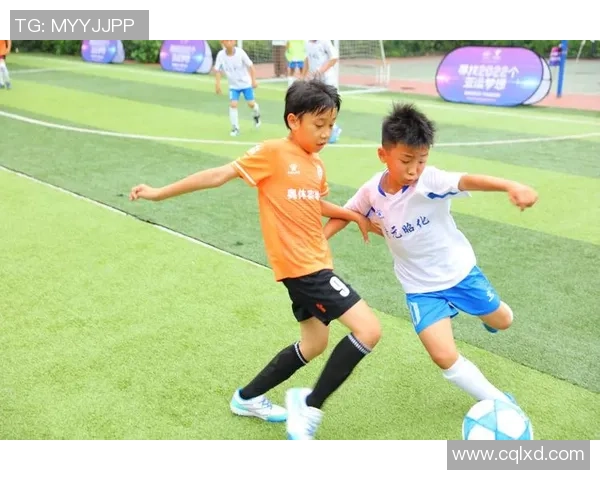 揭秘足球明星红衣少年背后的故事与成就